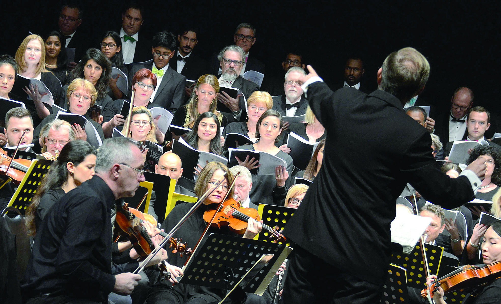 قائد الفرقة يوجه العازفين والمغنين 	  (تصوير سعد هنداوي)