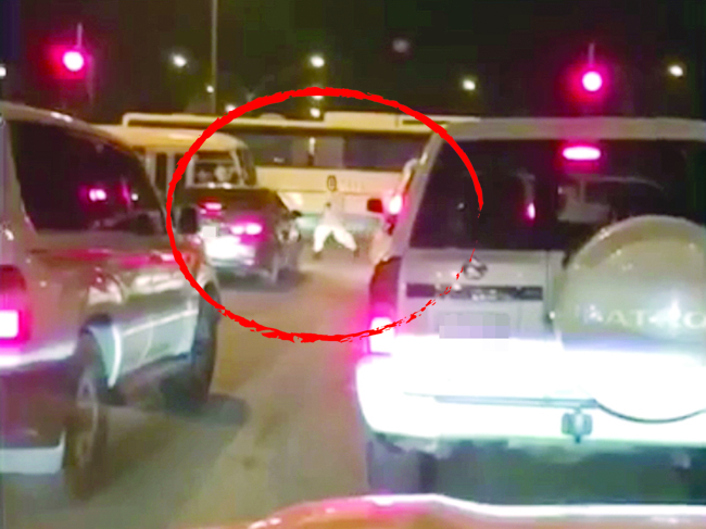 u0627u0644u0645u0633u062au0647u062au0631 u064au0631u0643u0636 u0647u0631u0628u0627u064b u0628u0639u062f u0641u0639u0644u062au0647