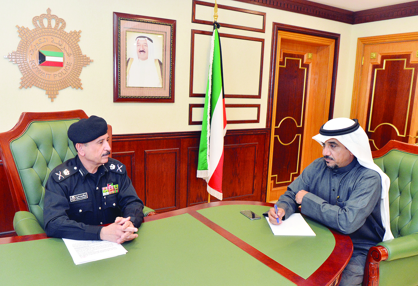 المهنا متحدثاً للزميل منصور الشمري 	(تصوير نايف العقلة)