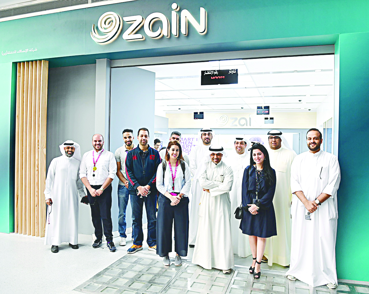 مسؤولو «زين» خلال الافتتاح