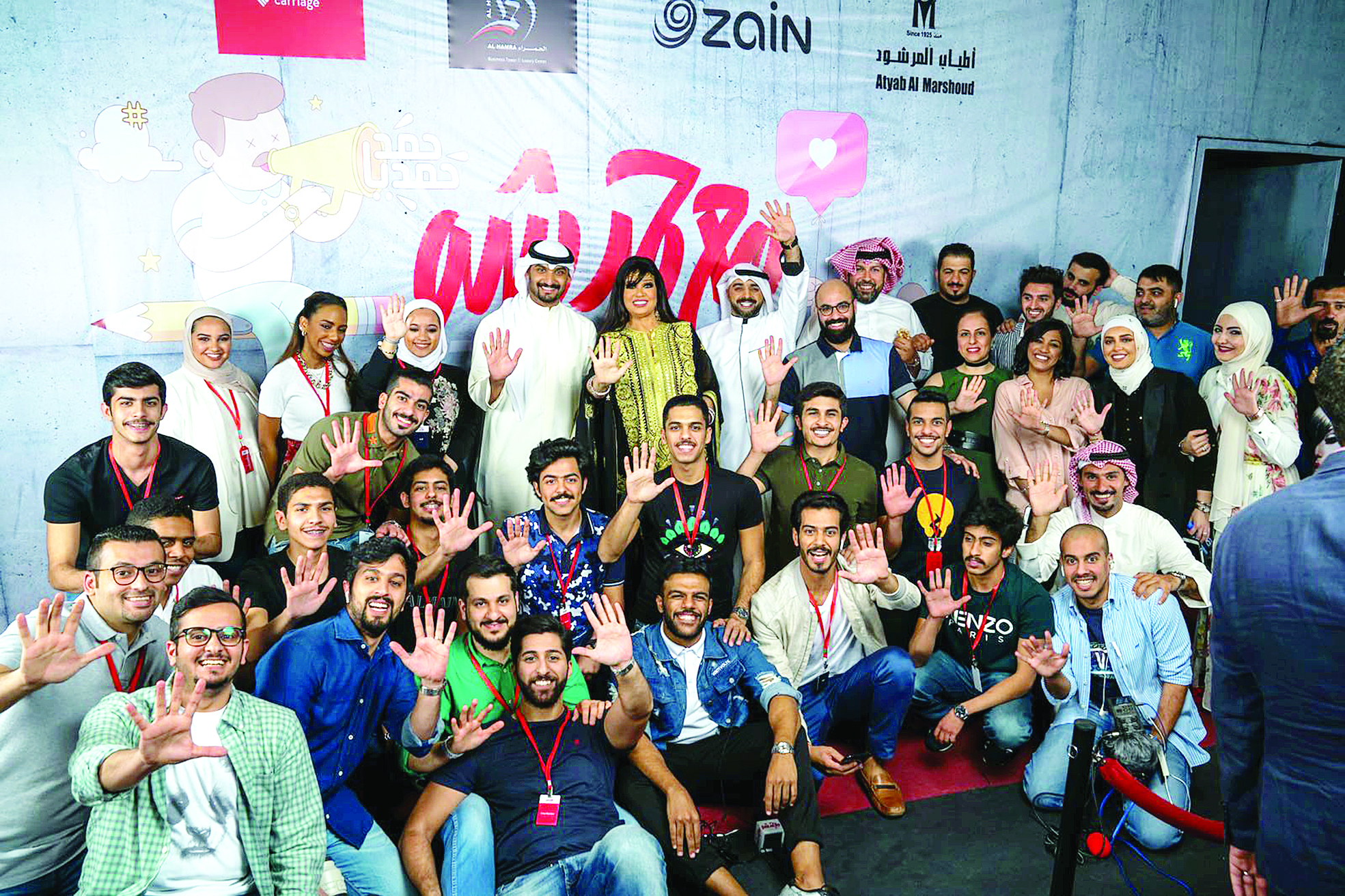 حمد وفيفي محاطَين بفريق البرنامج