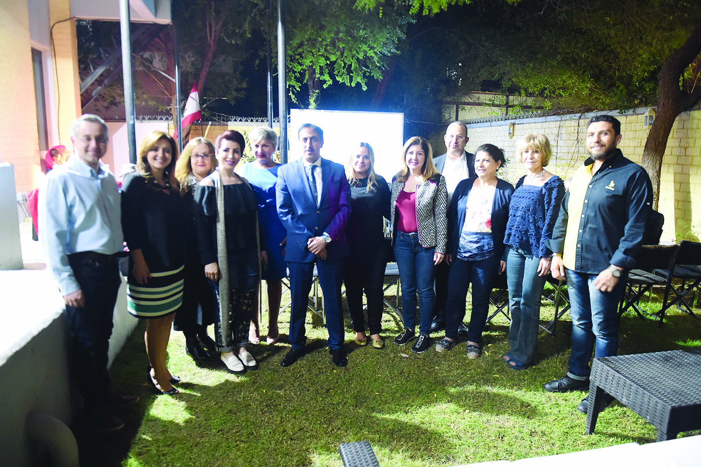 u0645u0627u0647u0631 u0627u0644u062eu064au0631 u064au062au0648u0633u0637 u0639u062fu062fu0627u064b u0645u0646 u0627u0644u062du0627u0636u0631u064au0646   t (u062au0635u0648u064au0631 u0623u0633u0639u062f u0639u0628u062fu0627u0644u0644u0647)