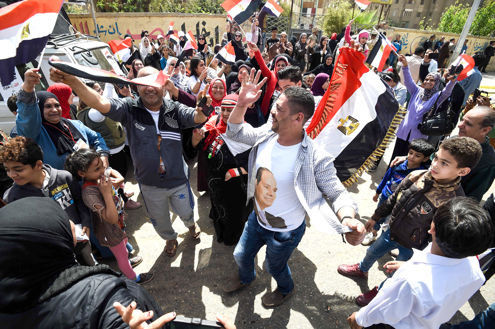 u0645u0624u064au062fu0648u0646 u0644u0644u0633u064au0633u064a u064au062du062au0641u0644u0648u0646 u0623u0645u0627u0645 u0645u0631u0643u0632 u0627u0642u062au0631u0627u0639 u0641u064a u0623u062du062f u0623u062du064au0627u0621 u0627u0644u0642u0627u0647u0631u0629t (u0627 u0641 u0628)