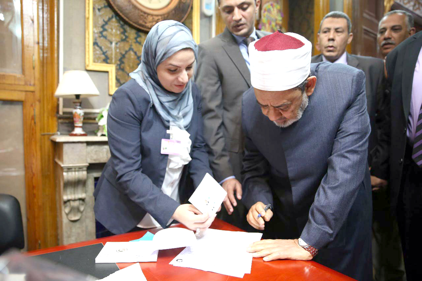 شيخ الأزهر يشارك في الاقتراع