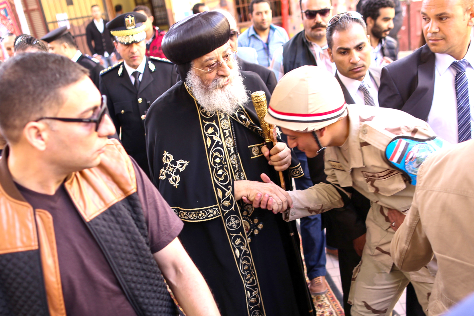 جندي يقبل يد البابا تواضروس الثاني في مركز اقتراع بالعباسية