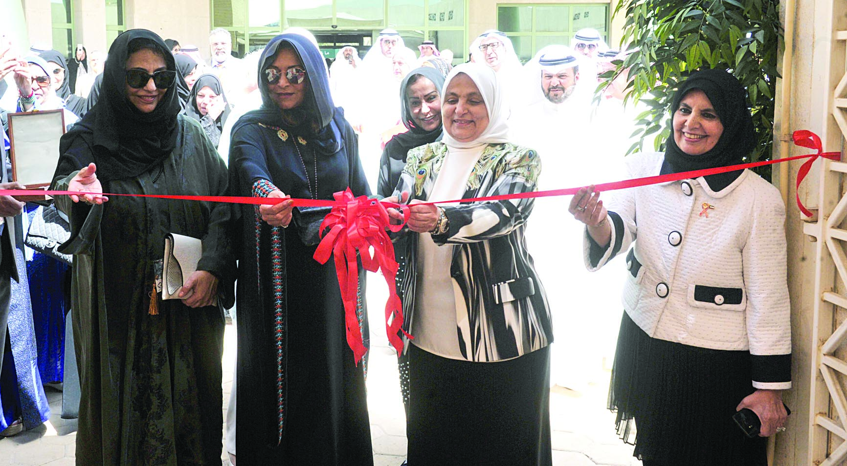 قص شريط الافتتاح  