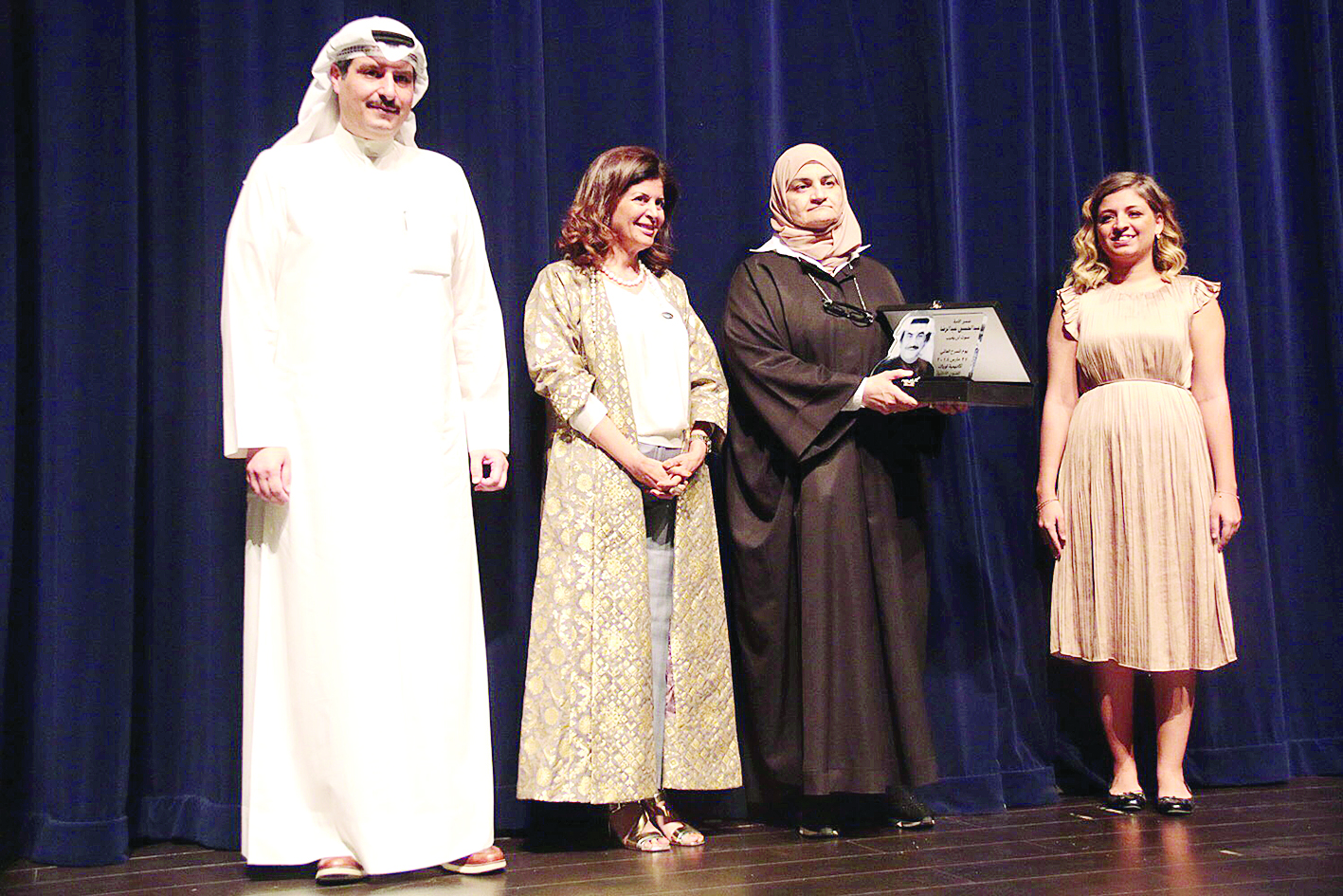 السقاف والسنعوسي يقدمان درعاً تكريمية للدكتورة منى عبدالحسين