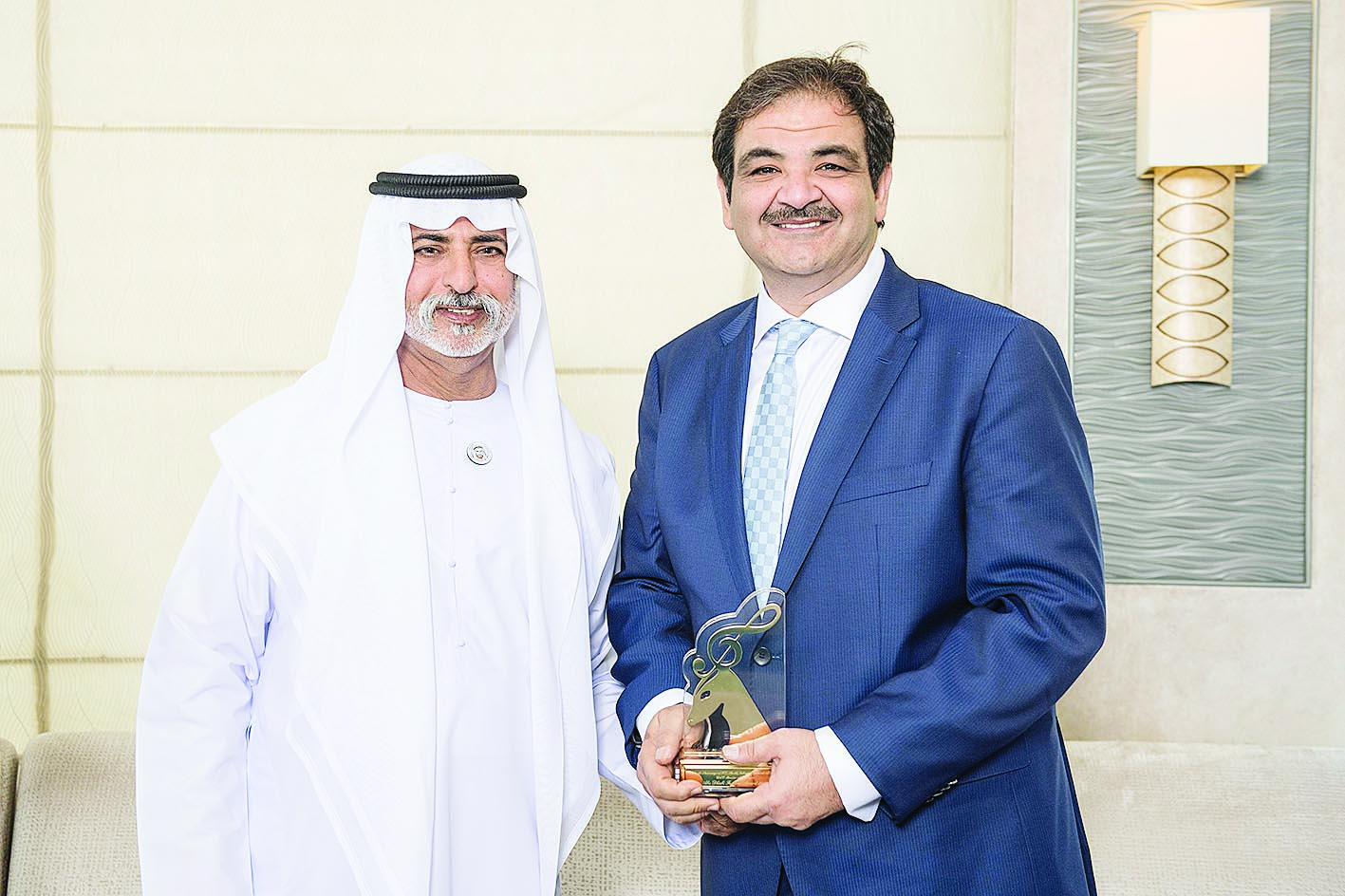 بشار عبدالحسين عبدالرضا يتسلم درع التكريم من نهيان مبارك آل نهيان