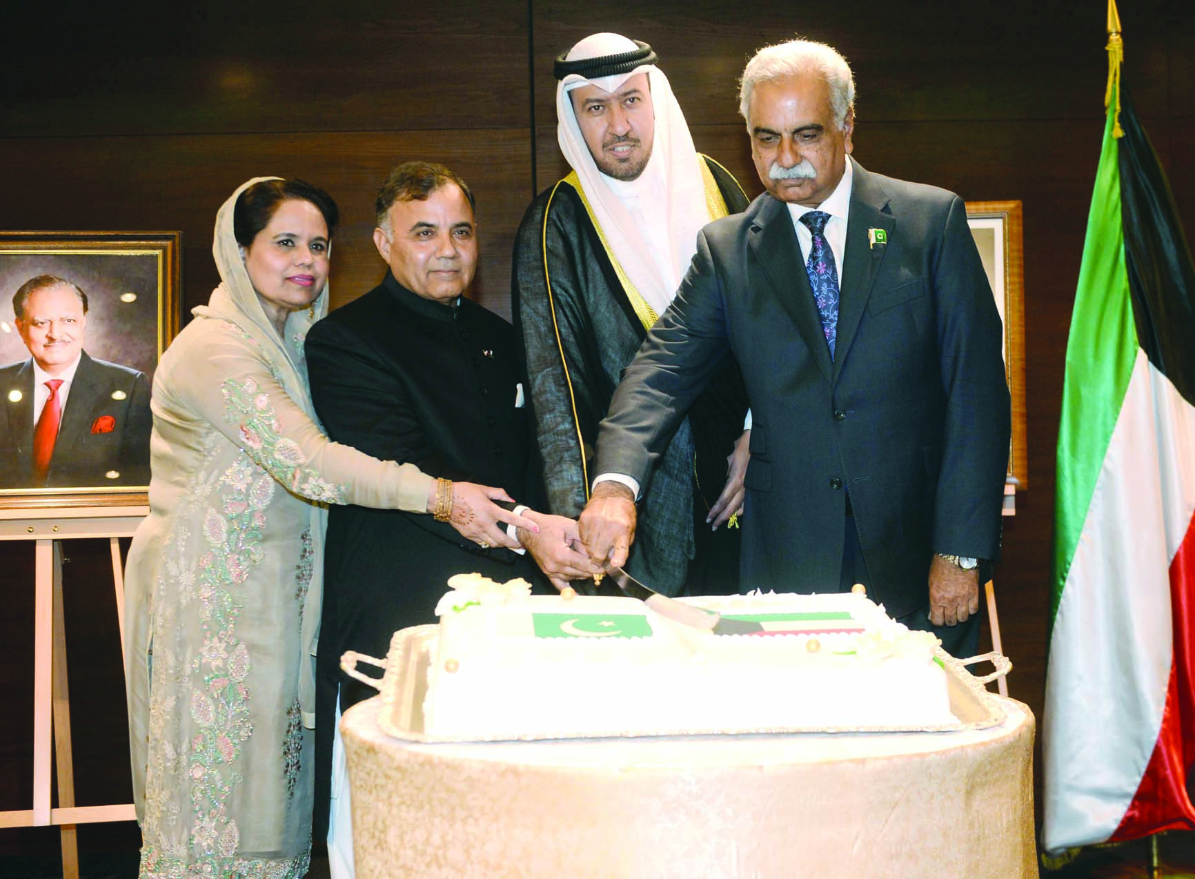 u0627u0644u0639u0641u0627u0633u064a u064au0634u0627u0631u0643 u0627u0644u0633u0641u064au0631 u0627u0644u0628u0627u0643u0633u062au0627u0646u064a u0642u0637u0639 u0642u0627u0644u0628 u0627u0644u062du0644u0648u0649 u0641u064a u0627u062du062au0641u0627u0644 u0627u0644u0633u0641u0627u0631u0629 u0628u0627u0644u0639u064au062f u0627u0644u0648u0637u0646u064at (u062au0635u0648u064au0631 u0632u0643u0631u064au0627 u0639u0637u064au0629)