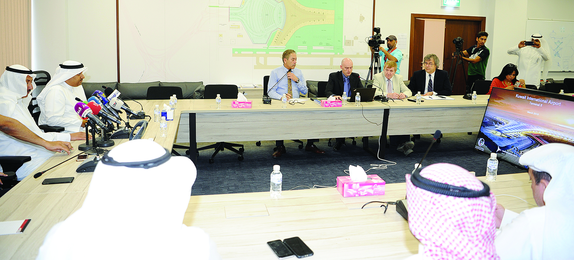 الوزير الرومي متحدثا للإعلام بحضور ممثلي الشركة المنفذة