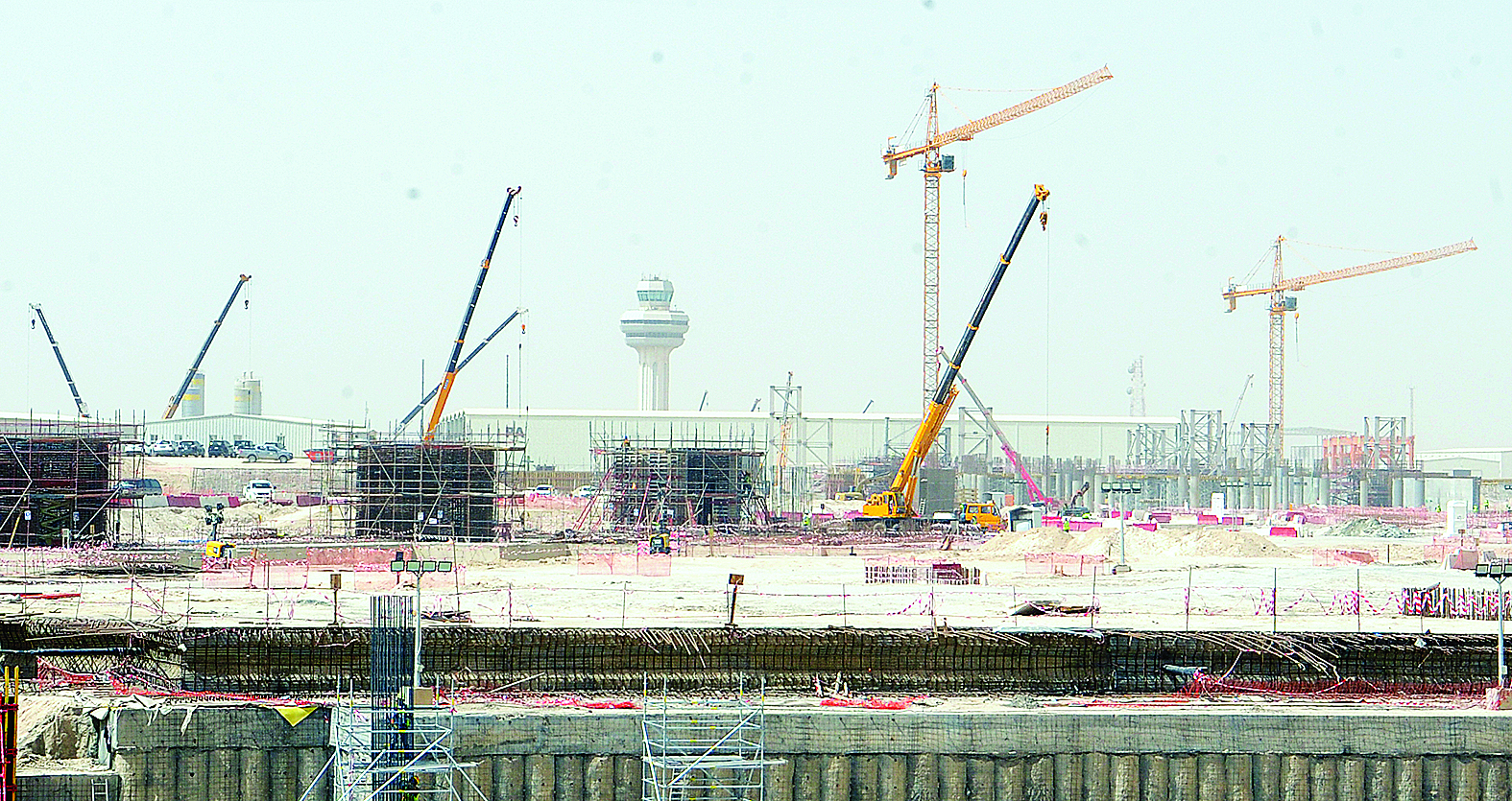 العمل يجري على قدم وساق 	(تصوير طارق عزالدين)