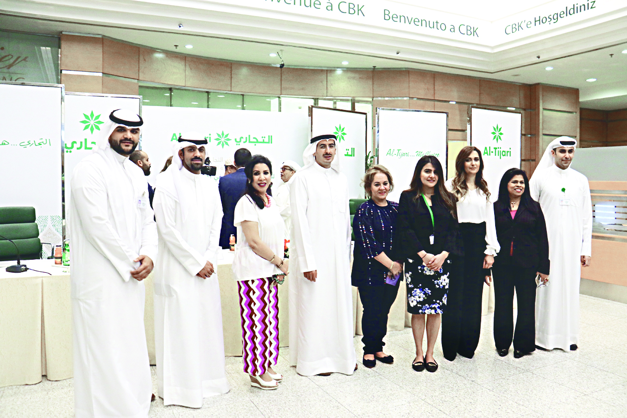 أحمد الصباح متوسّطاً فريق العلاقات العامة وتبدو أماني الورع