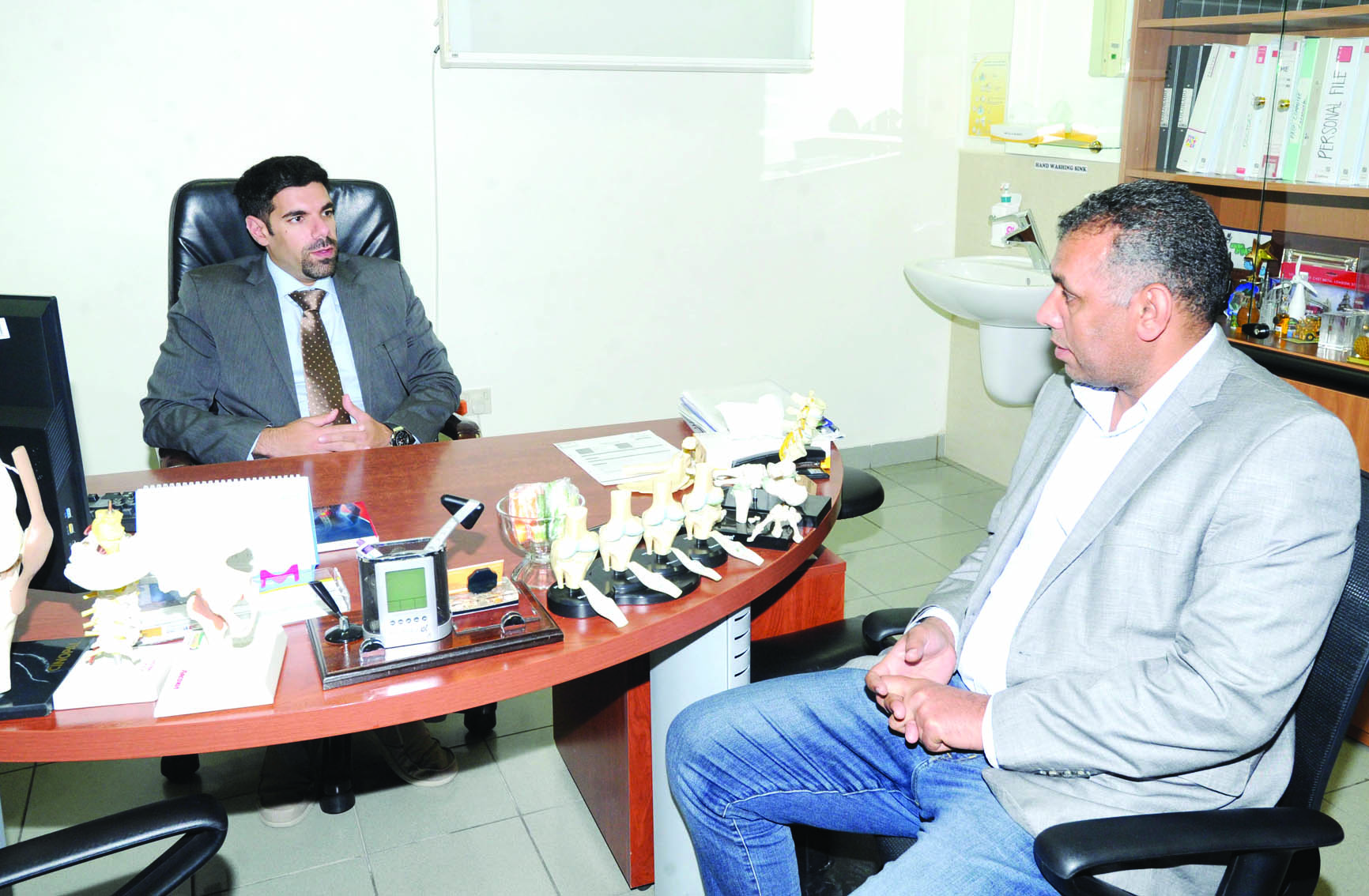 جراغ متحدثاً للزميل عمر العلاس 	(تصوير كرم ذياب)