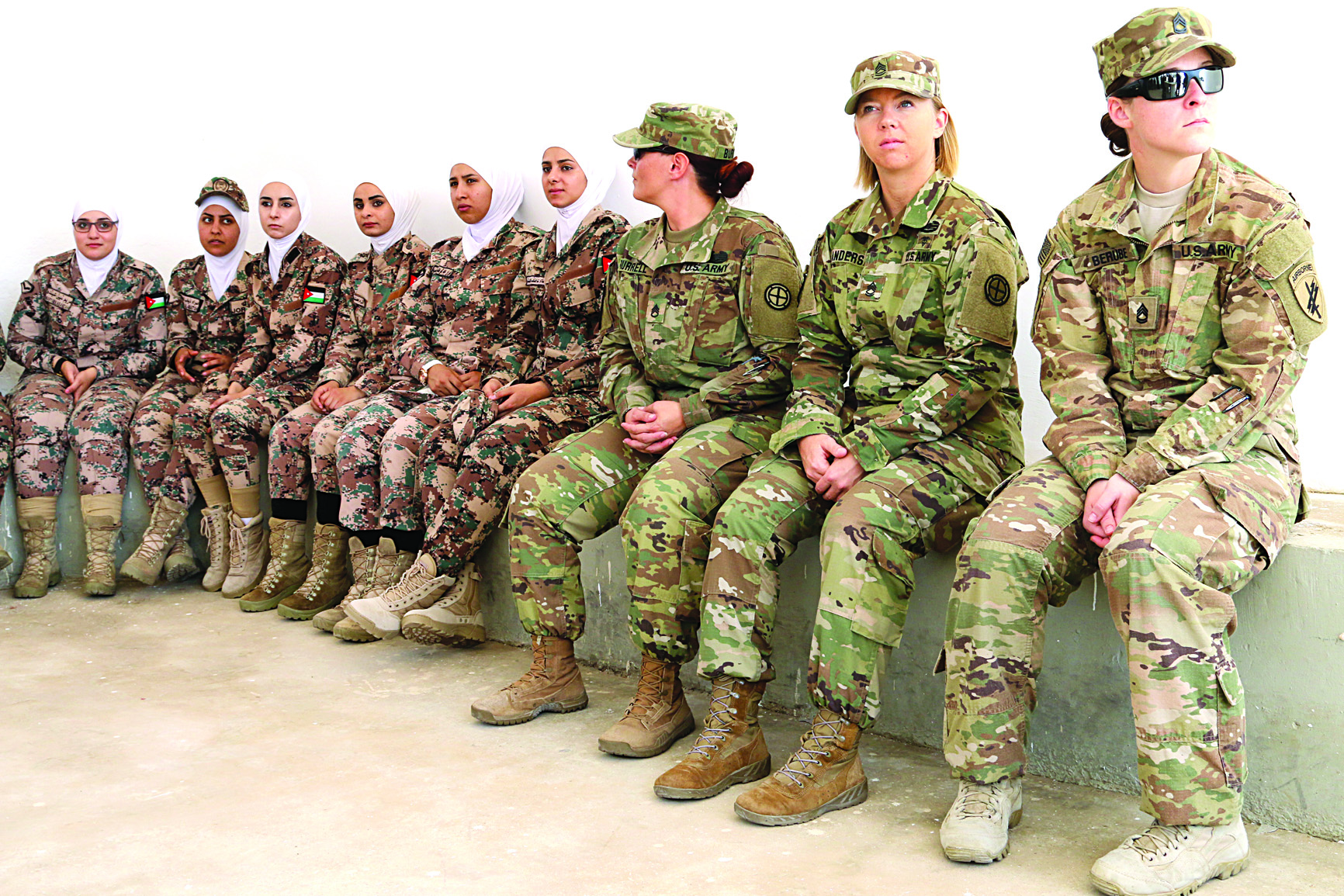 روبن أندرسون وعسكريات أميركيات مع عسكريات أردنيات