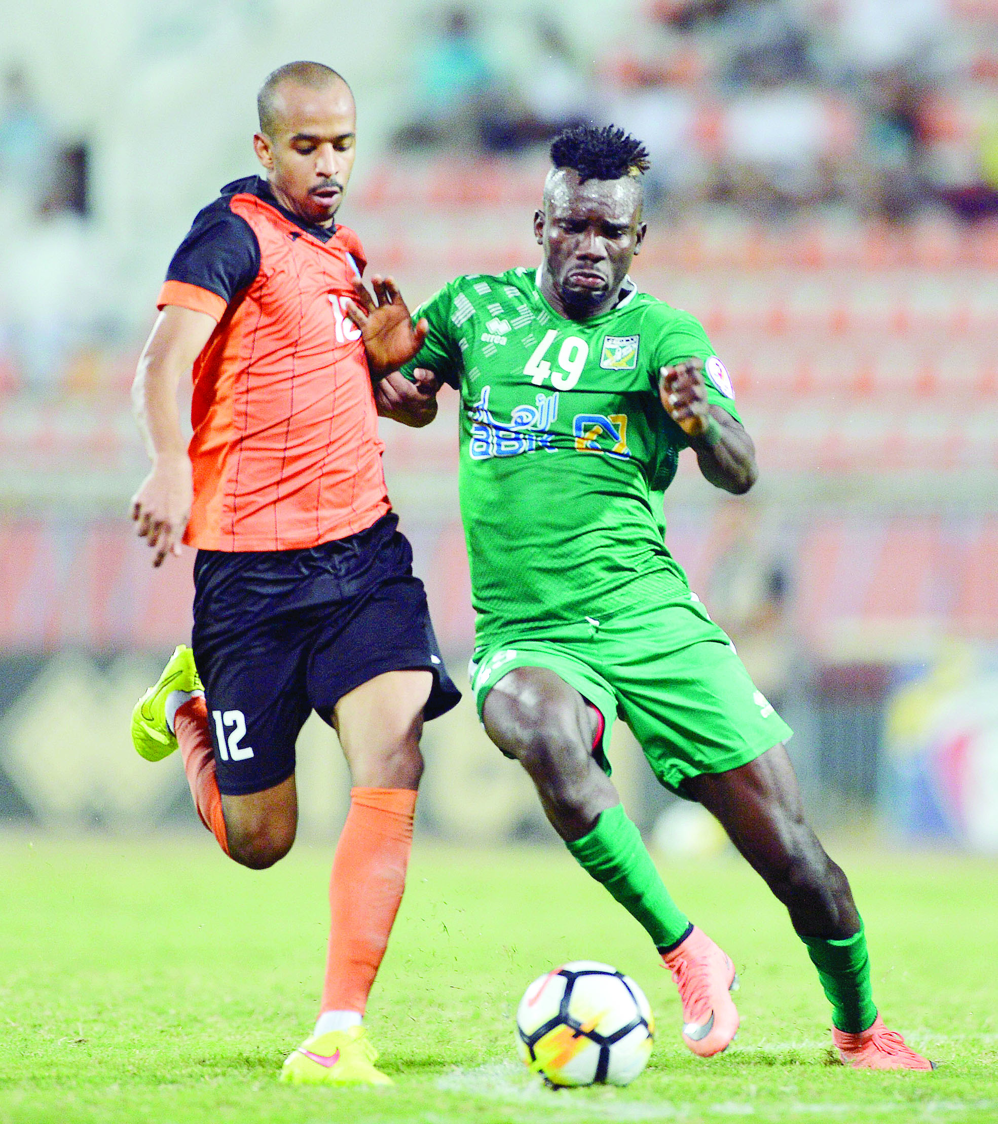 حمد حربي ينافس لاعب العربي بوبي كليمنت على الكرة