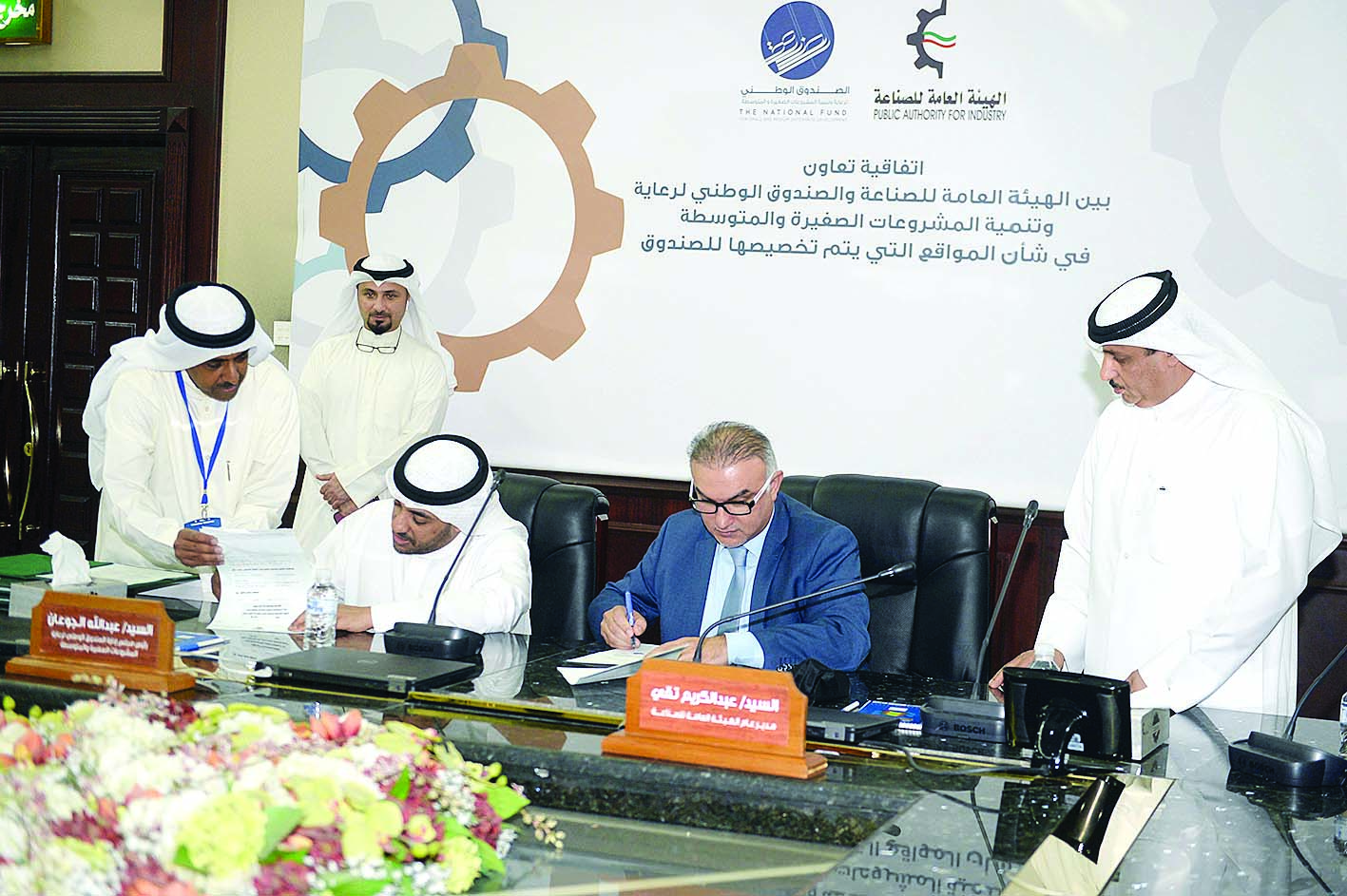 توقيع الاتفاقية بين تقي والجوعان 	(تصوير زكريا عطية)