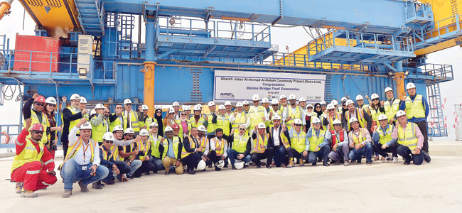 مدير الهيئة والنائب خليل الصالح وفريق العمل         (تصوير نايف العقلة)