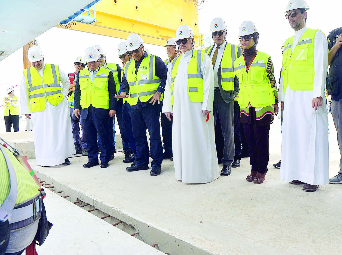 الحصان والنائب خليل الصالح يطلعان على آلية تركيب الخرسانة