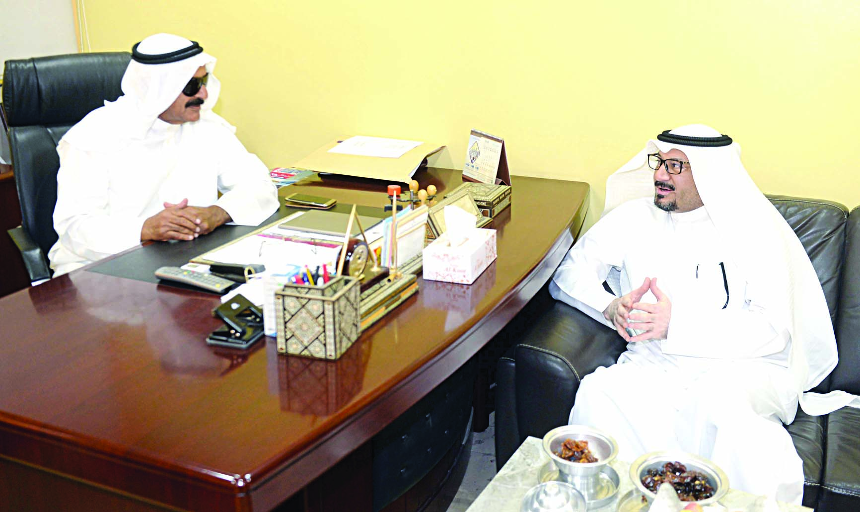 الحجاج يتحدث للزميل ناصر الفرحان 	(تصوير زكريا عطية)