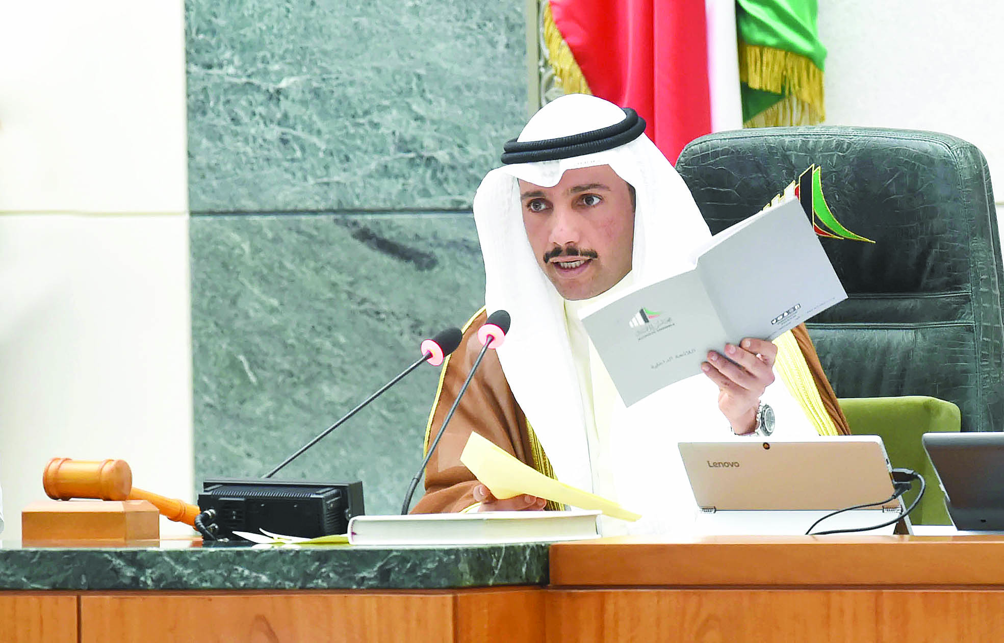 الغانم يعرض اللائحة في معرض حديثه