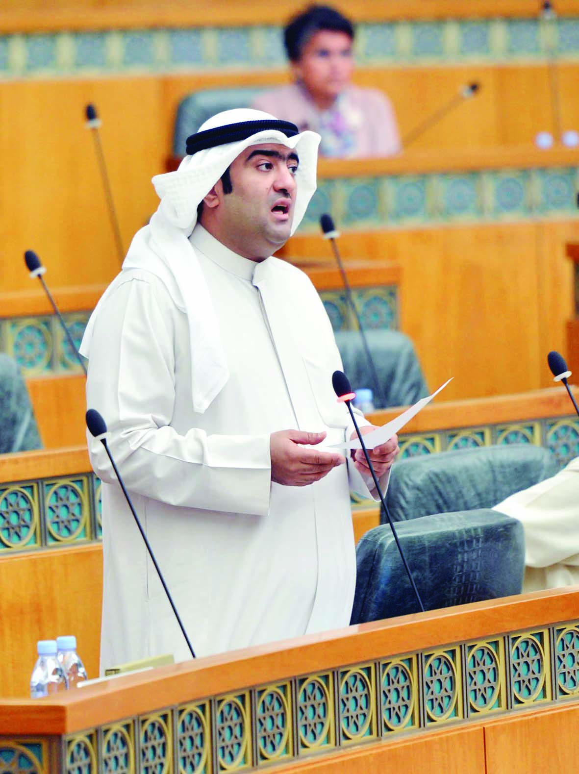 الروضان يتحدث في الجلسة
