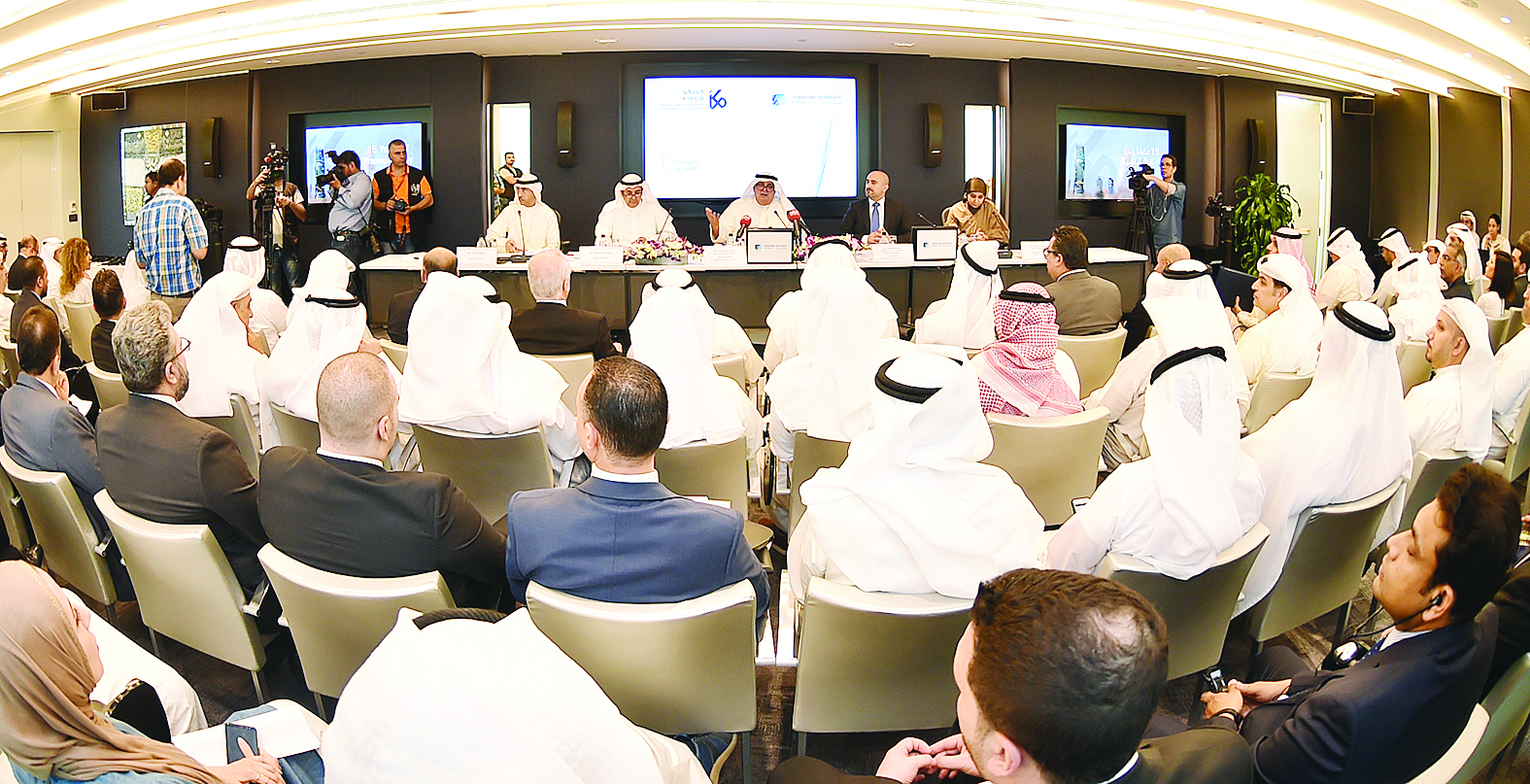 العيّار مترئساً الاجتماع 