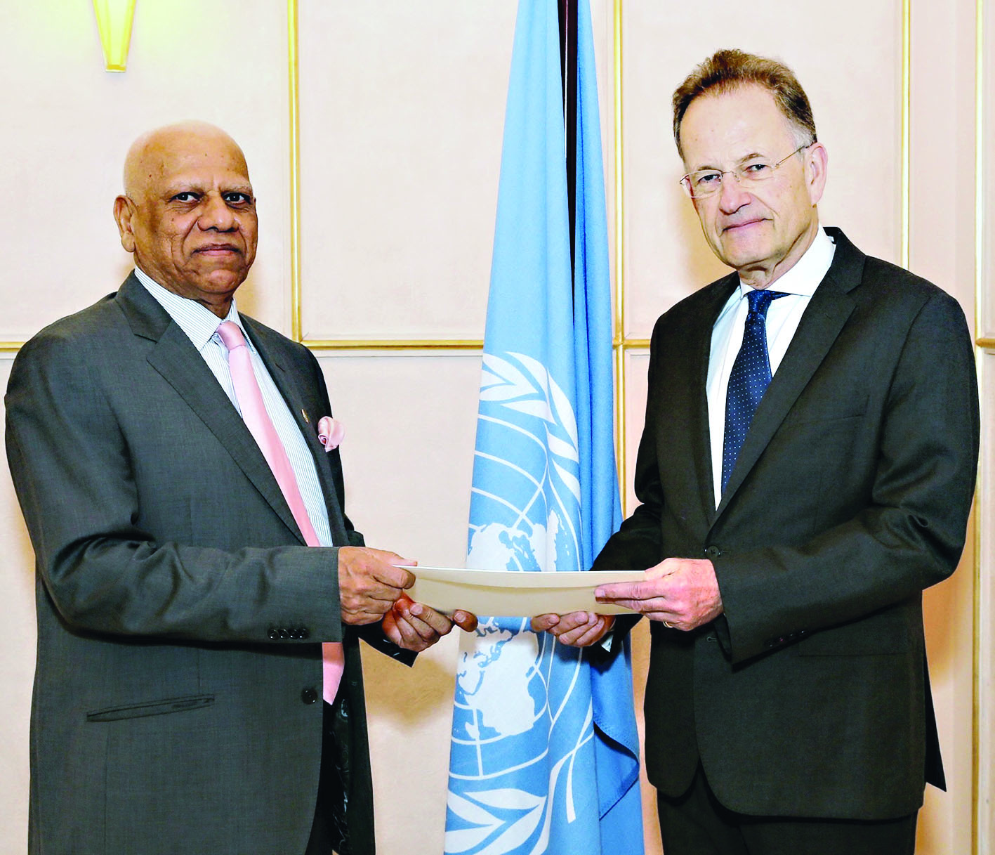 u0627u0644u0633u0641u064au0631 u0627u0644u0633u0645u0627u0643 u064au0642u062fu0645 u0623u0648u0631u0627u0642 u0627u0639u062au0645u0627u062fu0647 u0625u0644u0649 u0645u0648u0644u0631 