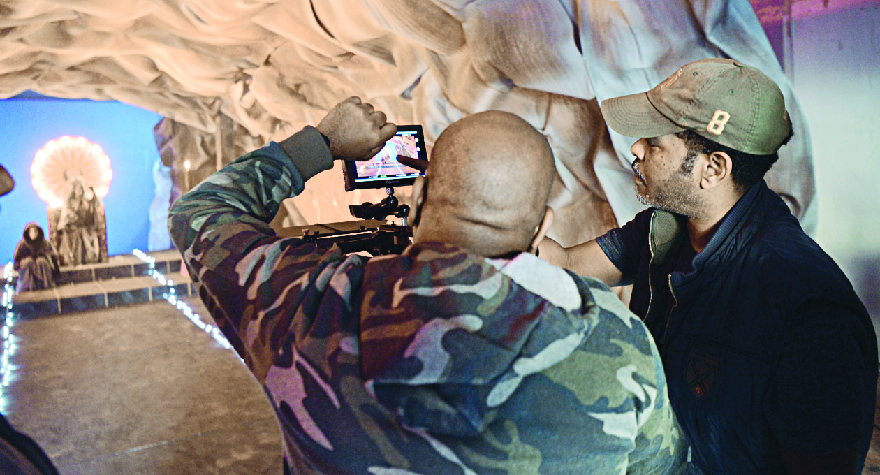 المخرج الشمري متابعاً مع مدير التصوير والإضاءة