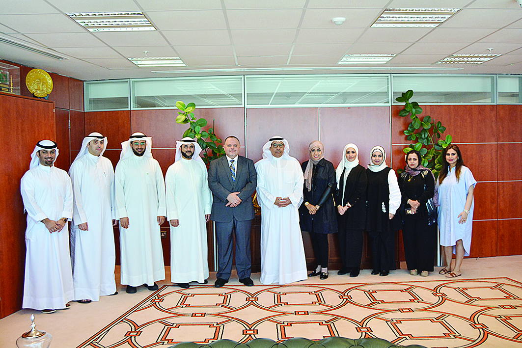 الخليفي والمجدلي يتوسطان الملتحقين في المبادرة