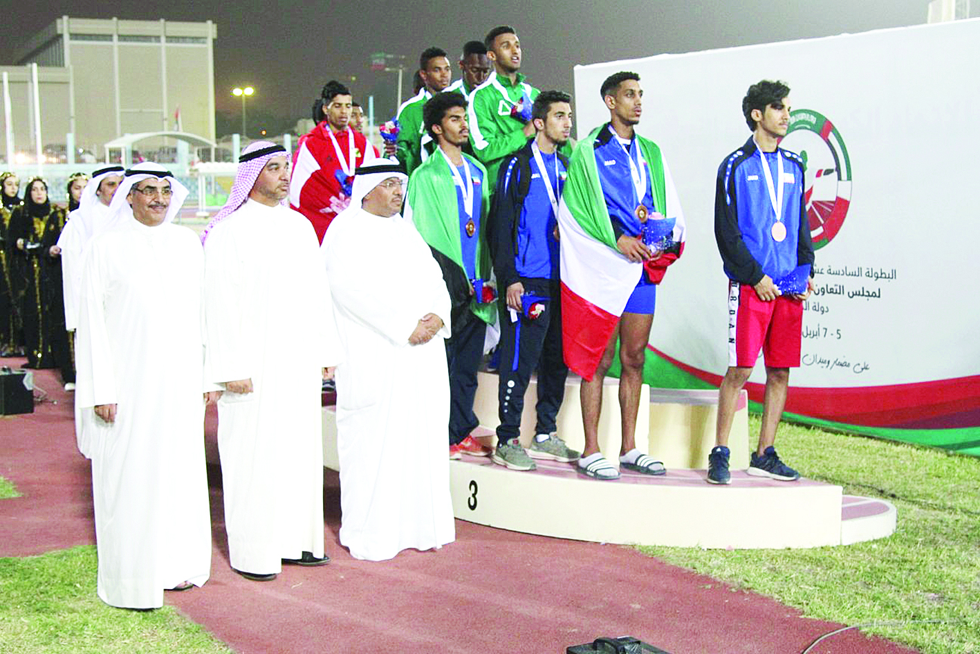 محمد الخلفان وسيّار العنزي وسيف الدوسري أمام منصة التتويج