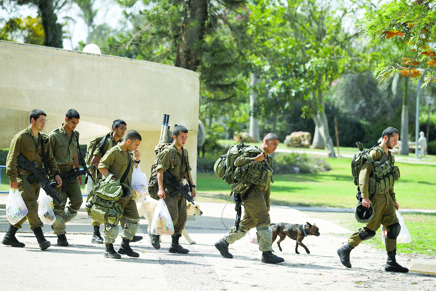 u062cu0646u0648u062f u0625u0633u0631u0627u0626u064au0644u064au0648u0646 u0641u064a u0645u0648u0642u0639 u0646u0627u062du0644 u0639u0648u0632 u0627u0644u0639u0633u0643u0631u064a u0639u0644u0649 u062du062fu0648u062f u063au0632u0629 t(u0631u0648u064au062au0631u0632) 