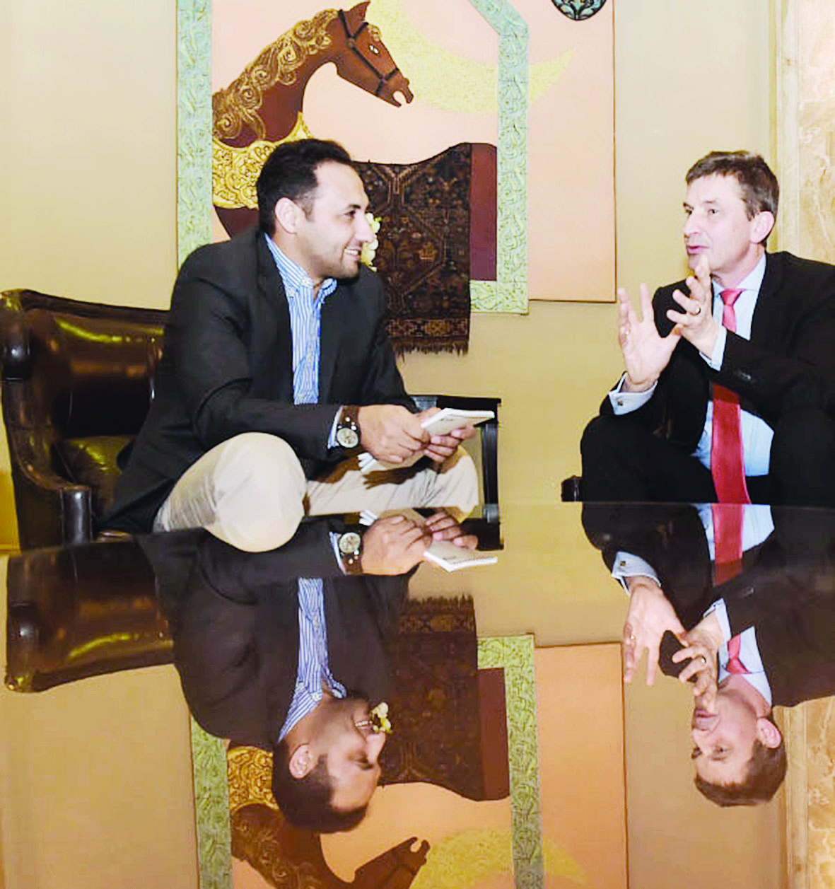 لامسدروف متحدثاً للزميل أحمد زكريا