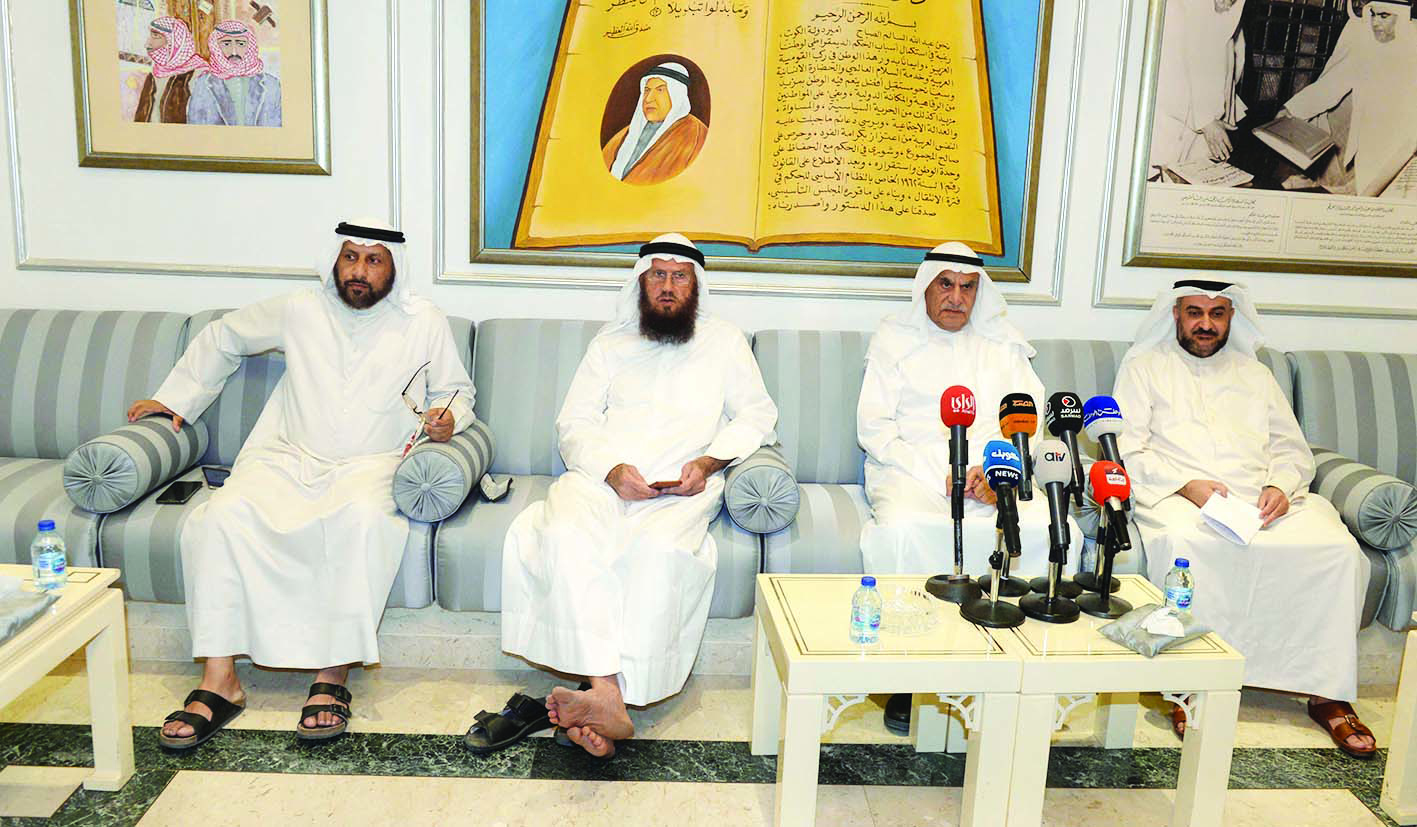 u0627u0644u0633u0639u062fu0648u0646 u0645u062au062du062fu062bu0627 u0641u064a u0627u0644u0646u062fu0648u0629                   t                (u062au0635u0648u064au0631 u0632u0643u0631u064au0627 u0639u0637u064au0629) 