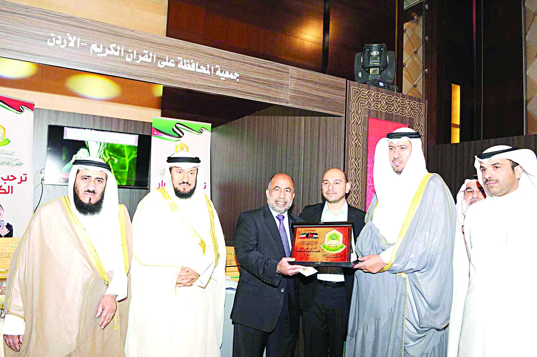 العفاسي يتسلم درعاً من الوفد الأردني 