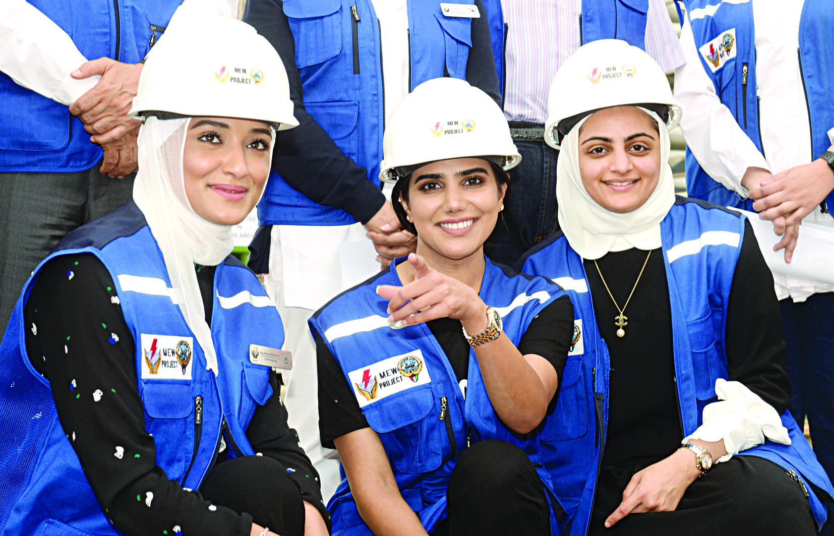 مهندسات يشاركن في الإشراف على المشروع