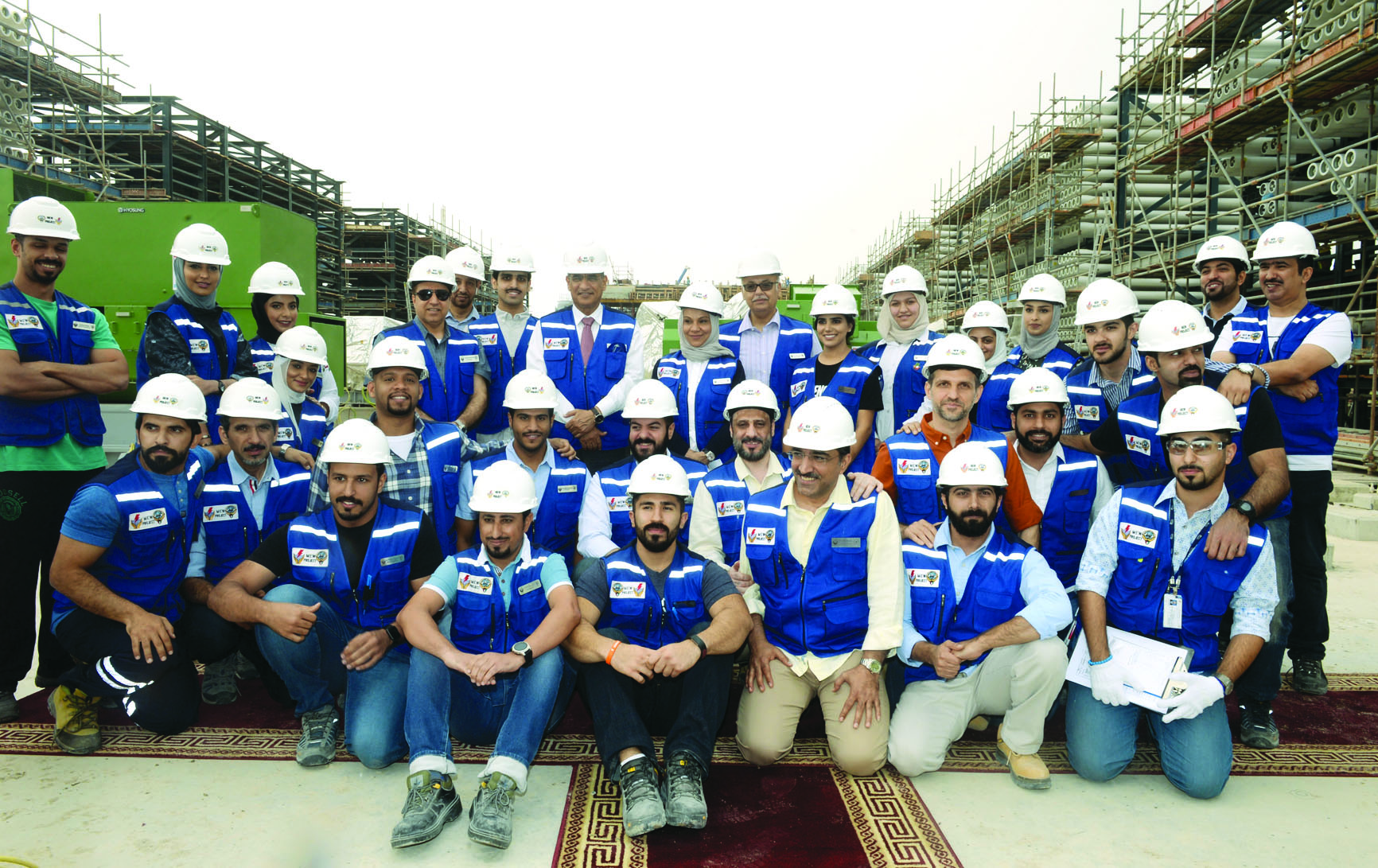 الرشيدي وبوشهري والعون يتوسطون المهندسين المشرفين على المشروع		 (تصوير زكريا عطية)