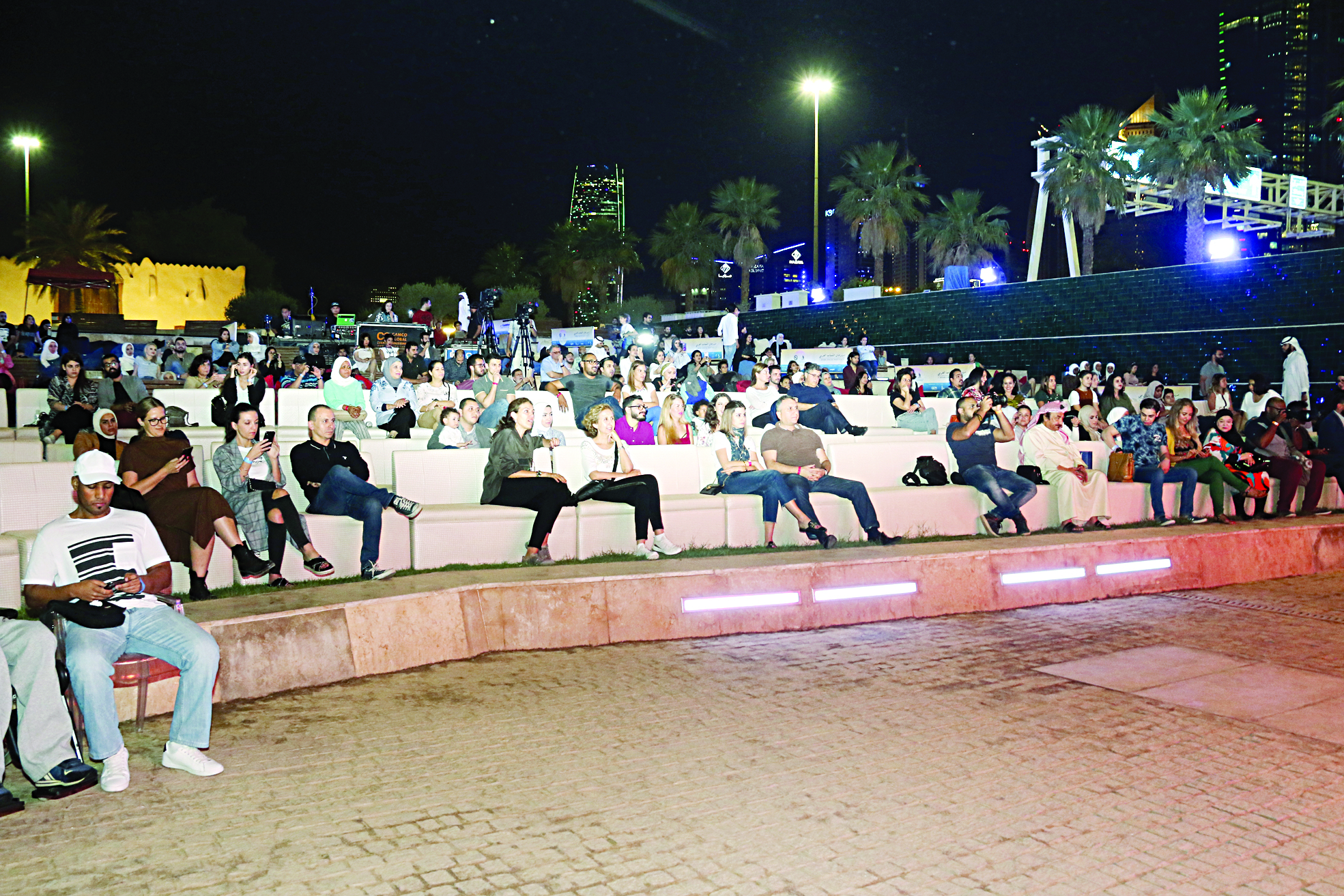 جانب من الجمهور    	