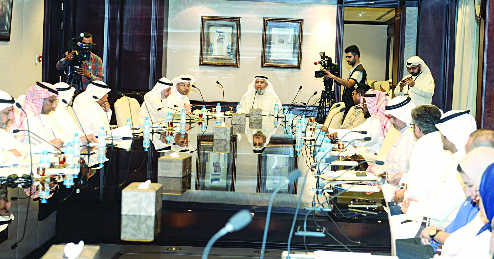 u062cu0627u0646u0628 u0645u0646 u0627u0644u0627u062cu062au0645u0627u0639t (u062au0635u0648u064au0631 u0632u0643u0631u064au0627 u0639u0637u064au0629)