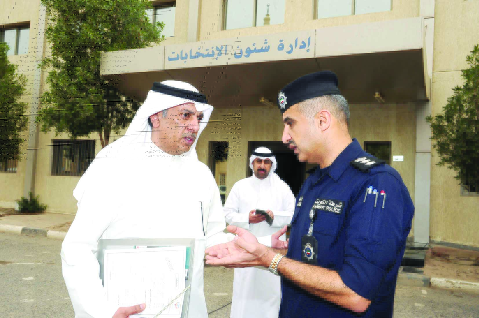 مهلهل الخالد مع صلاح الشطي بعد تقديم الأول أوراق ترشحه	(تصوير طارق عزالدين)