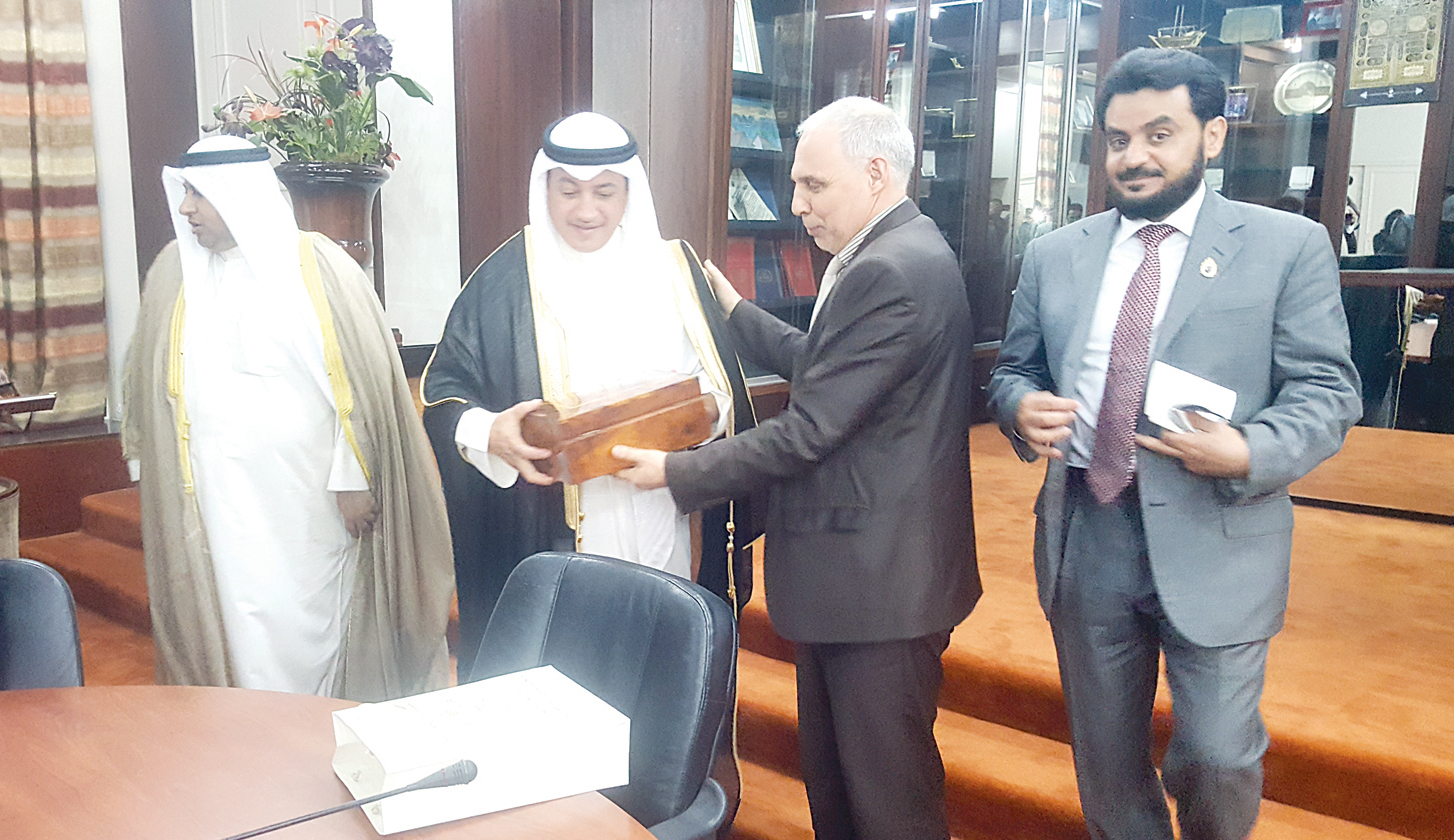 u0631u0634u064au062f u0627u0644u0642u0628u064au0644 u0645u0639 u0623u0639u0636u0627u0621 u0627u0644u0648u0641u062f u0627u0644u0628u0631u0644u0645u0627u0646u064a u0627u0644u0643u0648u064au062au064a