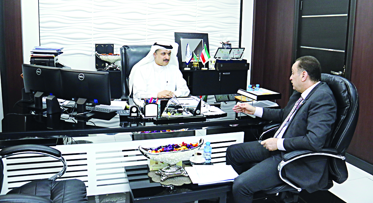 القديري يتحدث للزميل إيهاب حشيش  	        (تصوير بسام زيدان)