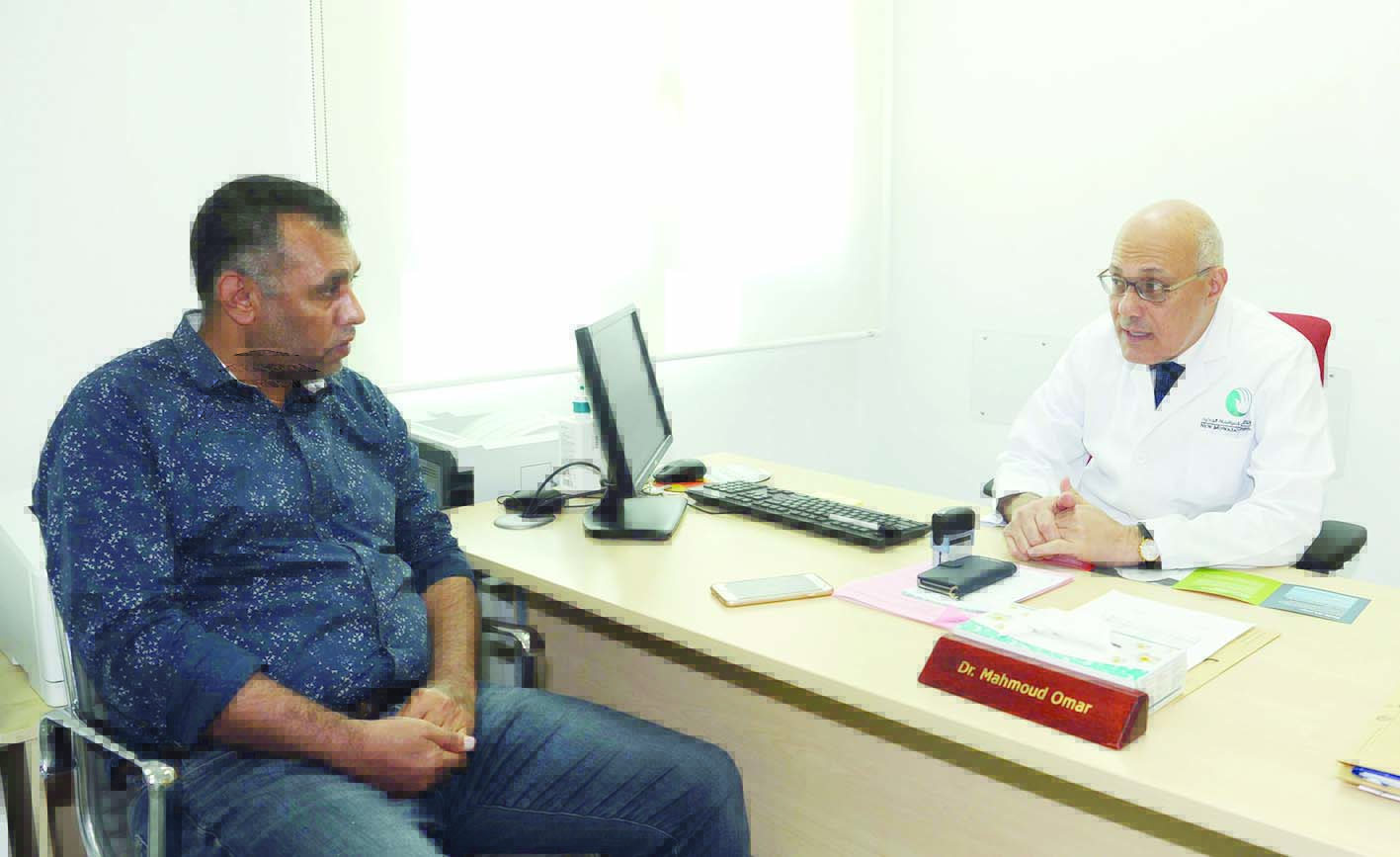 محمود عمر متحدثاً الى الزميل عمر العلاس