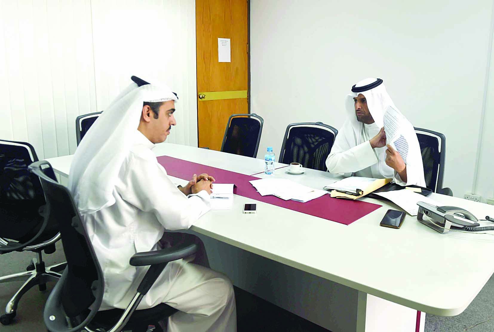 العدواني متحدثاً للزميل محمد صباح	 (تصوير أسعد عبدالله)