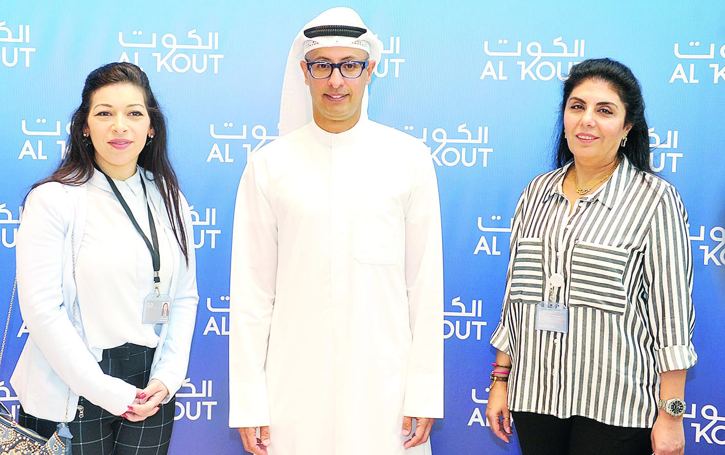 الرومي متوسطاً جمانة عطاالله ونيرمين بشادي   	       (تصوير سعد هنداوي)