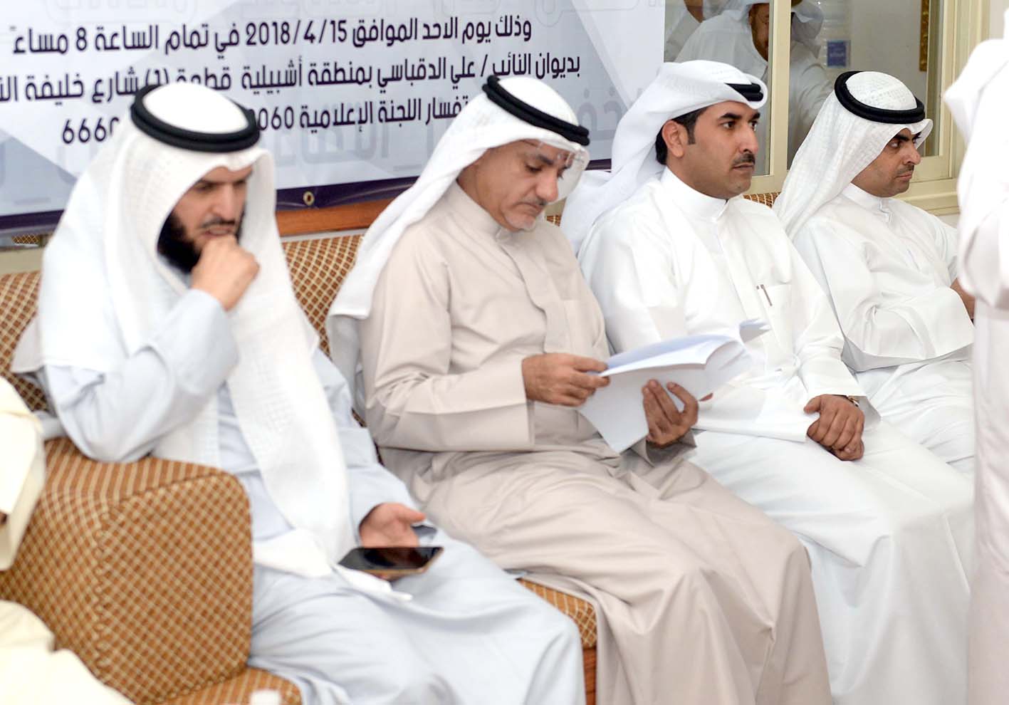 النواب الدمخي وعبدالله والعدساني في الندوة 	(تصوير زكريا عطية)