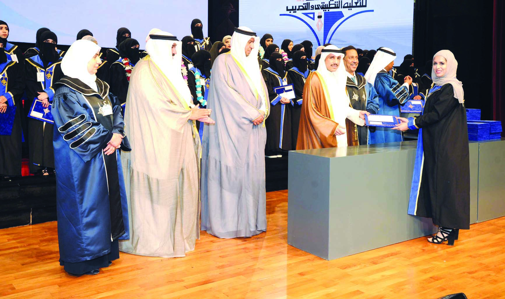 مرزوق الغانم مكرماً طالبة