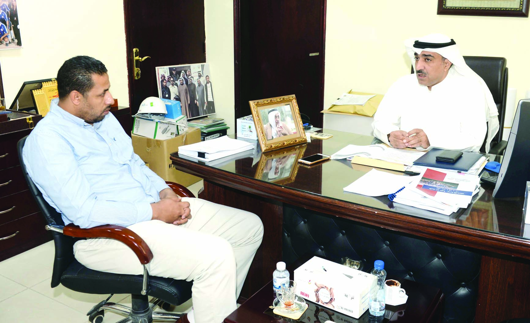 محمود يتحدث للزميل علي العلاس 	(تصوير زكريا عطية)