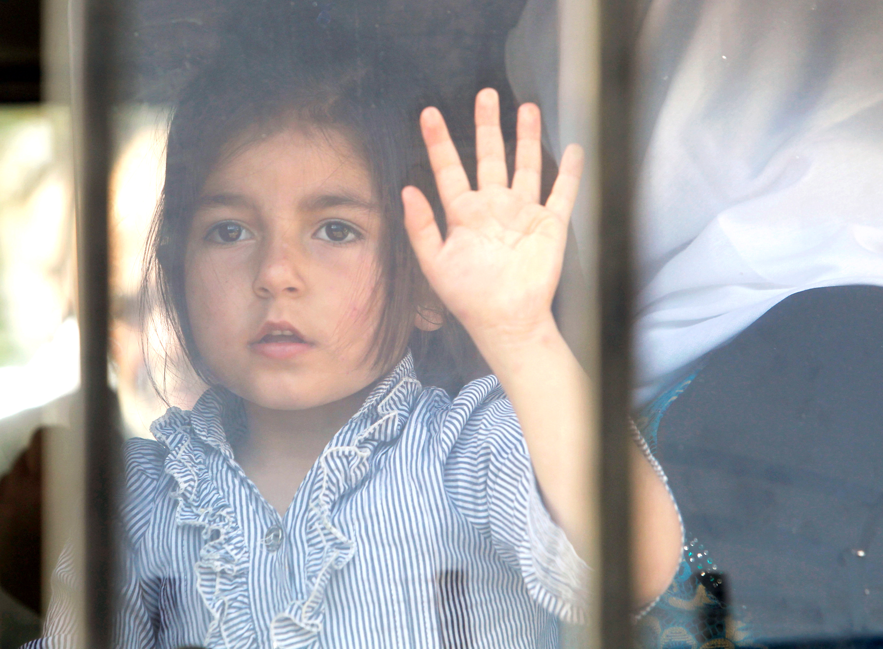 u0637u0641u0644u0629 u0633u0648u0631u064au0629 u062fu0627u062eu0644 u0628u0627u0635 u062eu0644u0627u0644 u0639u0648u062fu062au0647u0627 u0645u0639 u0639u0627u0626u0644u062au0647u0627 u0623u0645u0633 u0645u0646 u0634u0628u0639u0627 u0641u064a u062cu0646u0648u0628 u0644u0628u0646u0627u0646 u0625u0644u0649 u0628u064au062a u062cu0646 u0641u064a u0633u0648u0631u064au0629 t (u0631u0648u064au062au0631u0632)