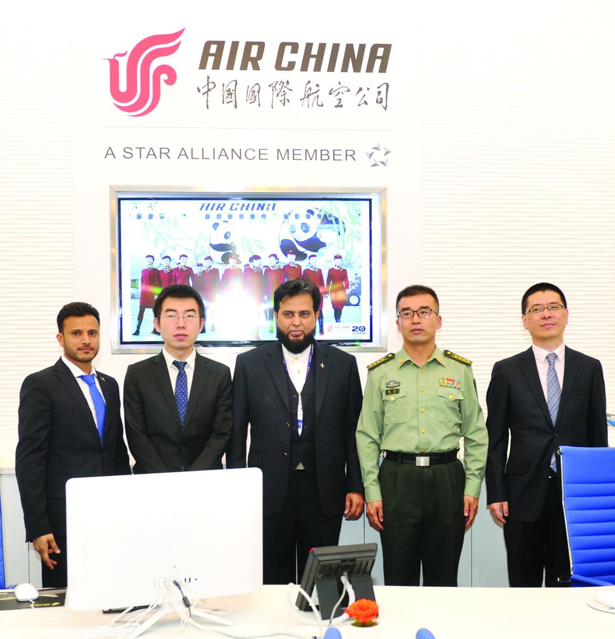 فريق عمل الخطوط «الصينية»