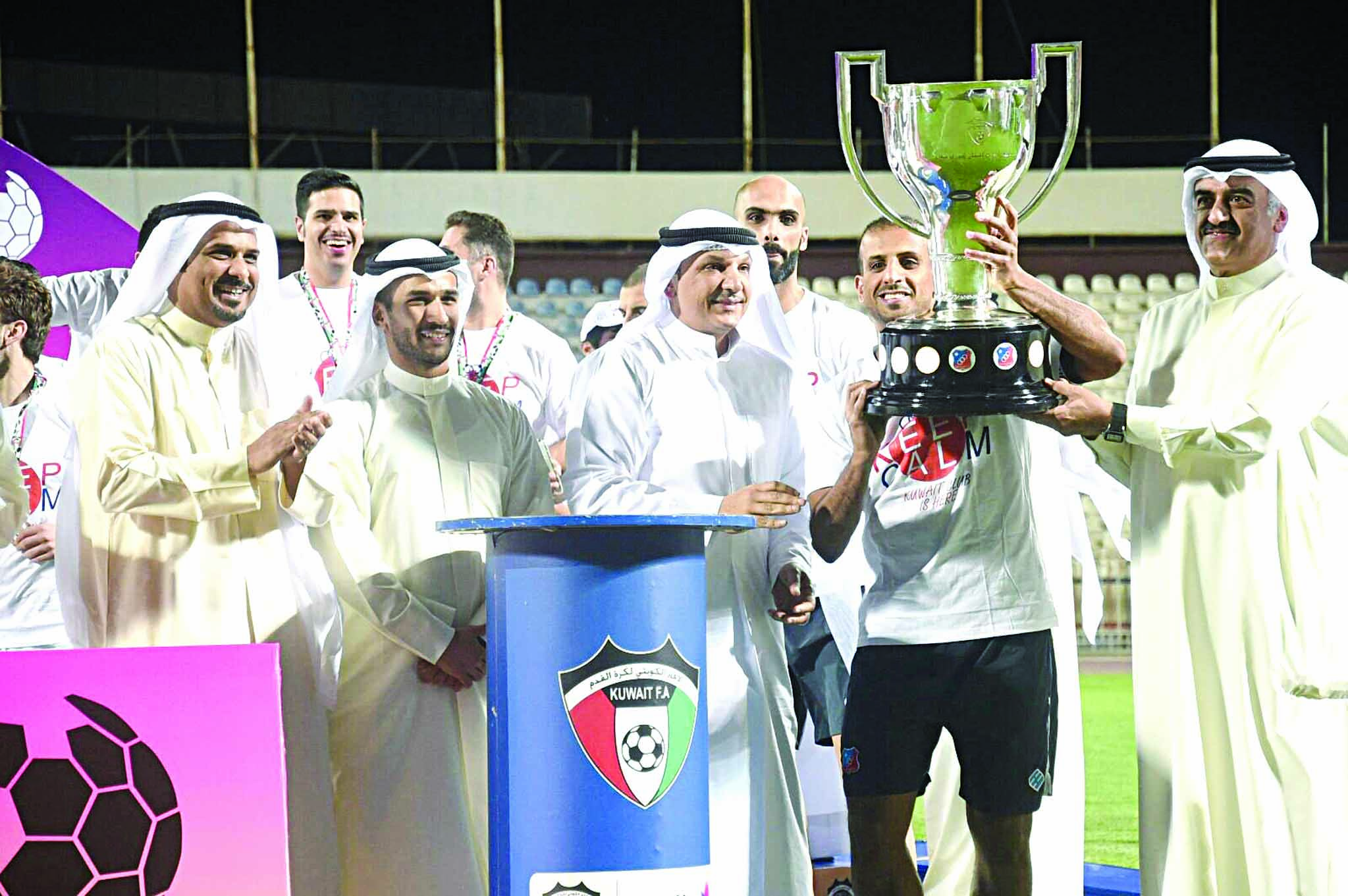 حسين حاكم يتسلم الكأس من مشعل الربيع بحضور عبدالعزيز المرزوق